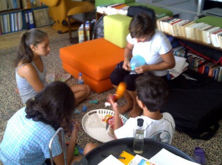 Handan jonglör topu yaptırıyor